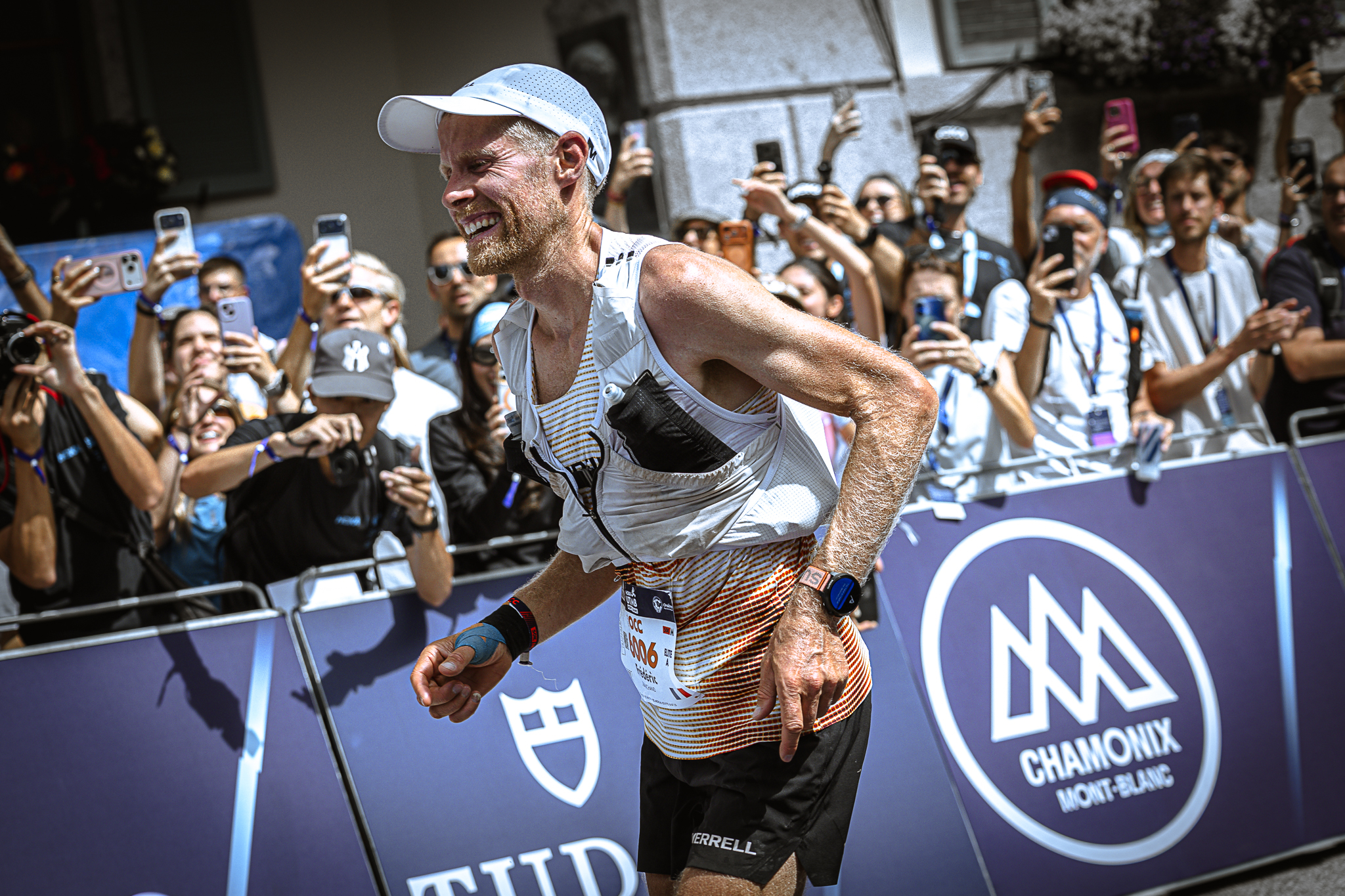 utmb - zwycięzki biegacz na mecie